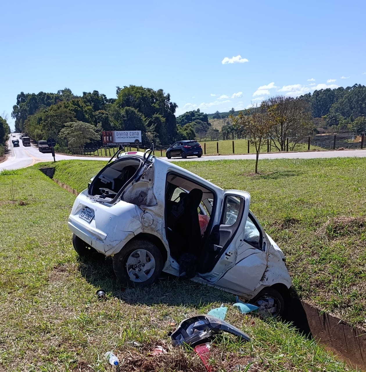 Mulher capota o carro no trevo da Fazenda Epamig na MG 167