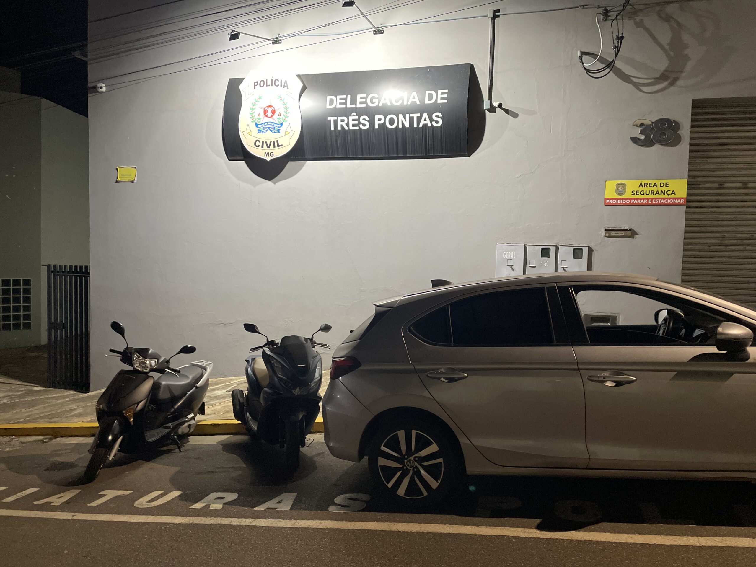 Servidora investigada por desvio na Prefeitura, teve carro, motos, dinheiro e eletroeletrônicos apreendidos