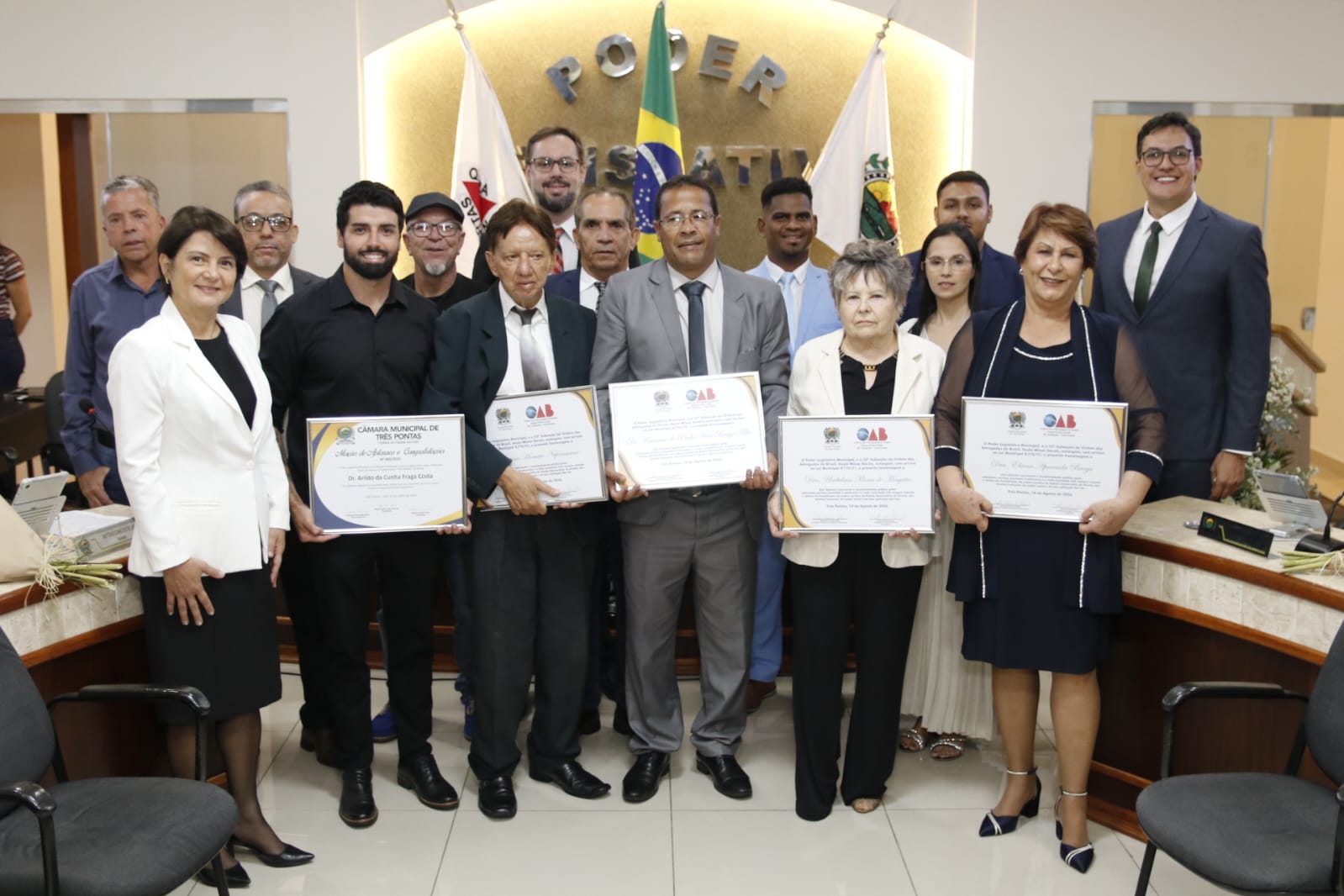 Câmara debate projeto das educadoras, conhece dimensão do rombo financeiro na Prefeitura e presta homenagens